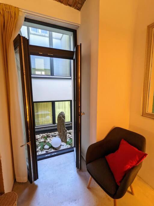 Romantic And Atypical Apartments In Prague'S Montmartre Luaran gambar