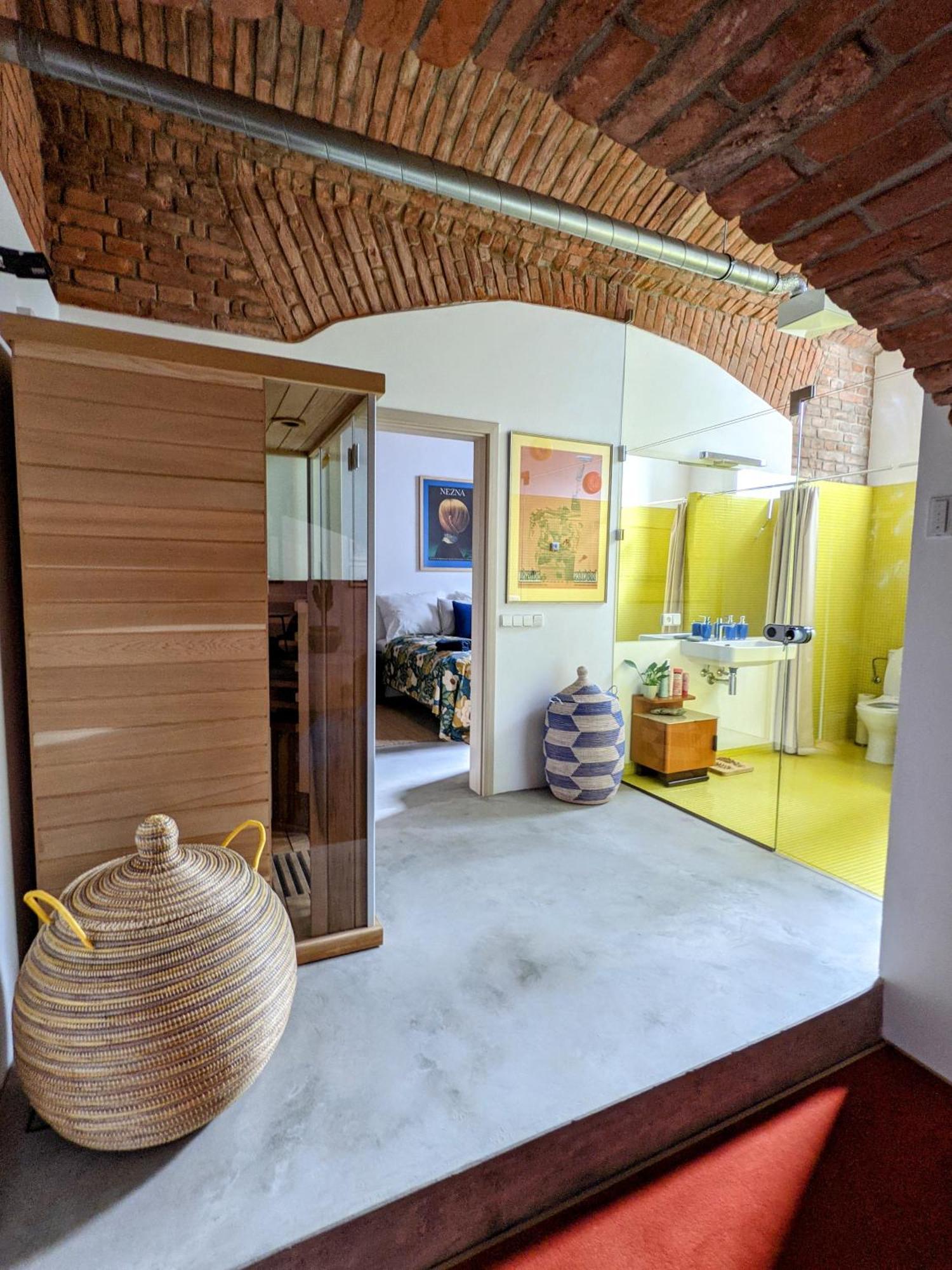Romantic And Atypical Apartments In Prague'S Montmartre Luaran gambar